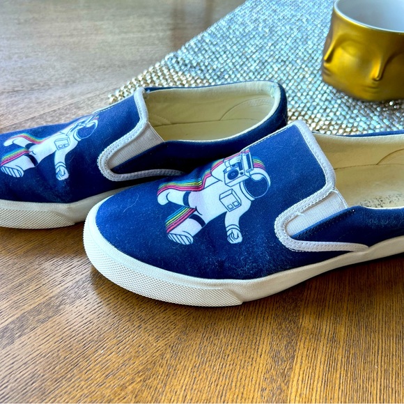 Make a statement with this fun pair of buckfeet - Picture 3 of 10